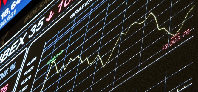 Monitor informativo en la bolsa de Madrid que muestra el principal indicador de la Bolsa española, el IBEX 35.