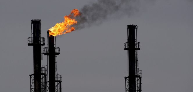 Chimeneas en la refinería de gas y petróleo de Brazi, al norte de Bucarest, Rumanía.