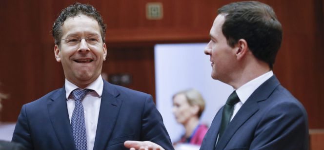 El presidente del Eurogrupo, Jeroen Dijsselbloem, conversa con el ministro de Finanzas británico, George Osborne.