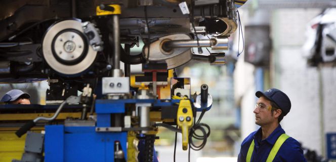 Un trabajador en la cadena de montaje de la factoría de Ford en Almussafes (Valencia). EFEArchivo