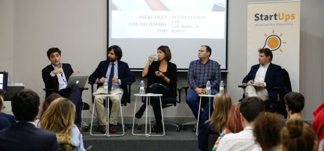 Antonio Roldán, de Ciudadanos; Alfonso García, del PP; Izanami Martínez, moderadora y presidenta de la asociación; Juan Mateu, de Podemos, y Manuel de la Rocha, del PSOE.