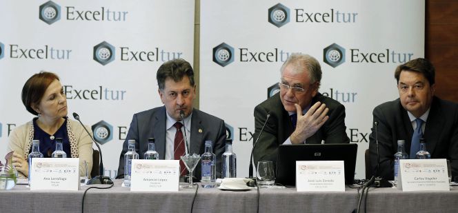 La directora de la Fitur, Ana Larrañaga; el presidente de Exceltur y Hotusa, Amancio López; el vicepresidente Ejecutivo de la patronal, José Luís Zoreda, y el director ejecutivo de la Organización Mundial del Turismo (OMT), Carlos Vogeler, durante la presentación hoy en Madrid del VIII Foro de Liderazgo Turístico