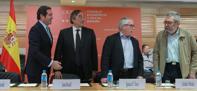 De izquierda a derecha: Antonio Garamanedi (Cepyme), Juan Rosell (CEOE), Ignacio Fernandez Toxo (CC OO); Candido Méndez (UGT), durante la firma del último Acuerdo de Negociación Colectiva (ANC).