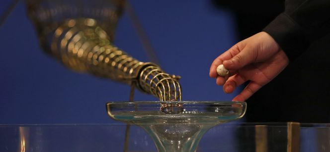 Un niño coge una de las bolas durante el sorteo extraordinario de Navidad.