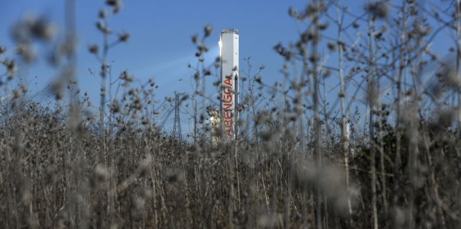 Torres solares de Abengoa en Sanlucar La Mayor (Sevilla).