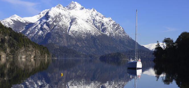 El lago Nahuel Huapi, en Bariloche, con los Andes al fondo.
