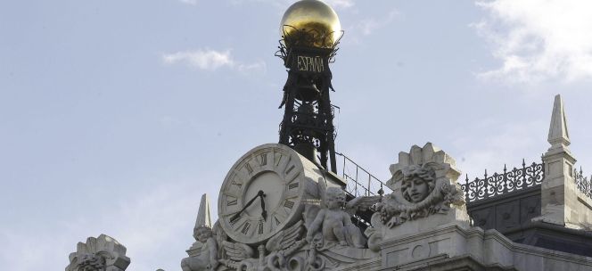 Reloj en la fachada de la sede del Banco de España, en la Plaza de Cibeles en Madrid. EFEArchivo