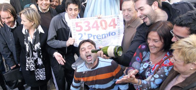 Un grupo de personas celebra el segundo premio de la lotería de Navidad.