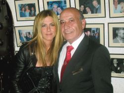 La actriz Jennifer Aniston, con Manuel del Rey, fundador del Corral de la Morería