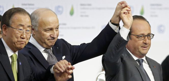 Desde la izquierda, Ban Ki-Moon, secretario general de Naciones Unidas; Laurent Fabius, ministro de Exteriores francés y presidente de la cumbre COP21; y Francois Hollande, presidente francés, este sábado celebrando el acuerdo histórico sobre el cambio climático.