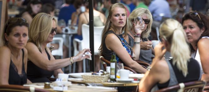 Turistas sentadas en una terraza en Valencia.