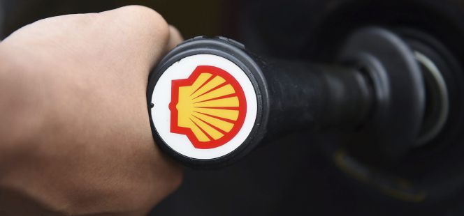 Vista del logotipo de Royal Dutch Shell en una gasolinera de Londres, Reino Unido.