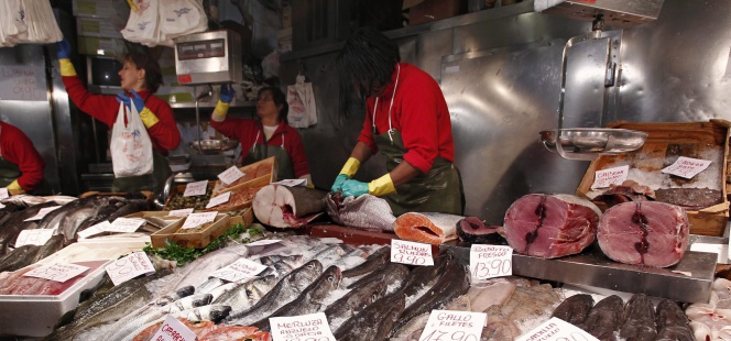 Puesto de venta de pescado en un mercado.