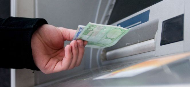 Un hombre saca euros de un cajero automático. EFEArchivo
