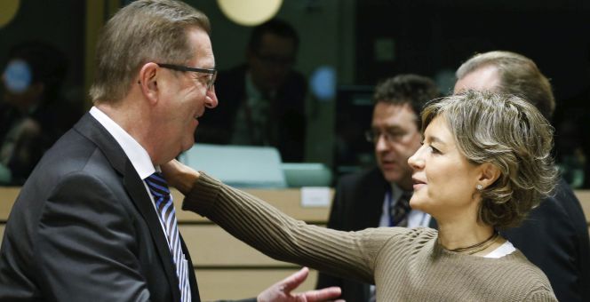 El secretario de Estado del Ministerio de Agricultura alemán, Robert Kloos (i), saluda a la ministra española de Agricultura, Alimentación y Medio Ambiente, Isabel García Tejerina (d), a su llegada a la reunión de ministros de Agricultura y Pesca de la Unión Europea en Bruselas (Bélgica).