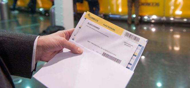 Correos tiene gran volumen de trabajo durante estos días a causa de las elecciones y la campaña de Navidad.