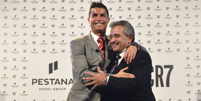 El futbolista portugués del Real Madrid, Cristiano Ronaldo, y el presidente del Grupo, Dionísio Pestana.