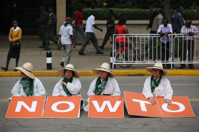 Activistas y agricultores de distintos países de Asia y África participan en una manifestación para pedir la protección de los agricultores en los países en vías de desarrollo a la OMC en Nairobi (Kenia).