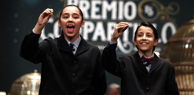 Sorteo extraordinario de la lotería de Navidad, realizado en el Teatro Real de Madrid. Los niños del colegio de San Ildefonso cantan el numero del gordo, el 13437.