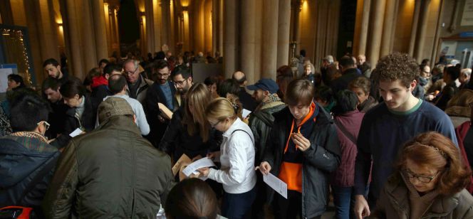 Los ciudadanos escogen las papeletas para ejercer su voto en las elecciones generales, antes de incorporarse a la cola en el colegio electoral situado en la Universitat de Barcelona. EFEToni Albir