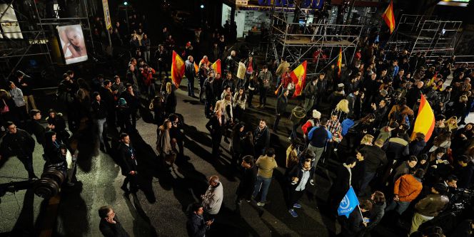 Personas cerca de la sede de Génova del Partido Popular durante la noche electoral.