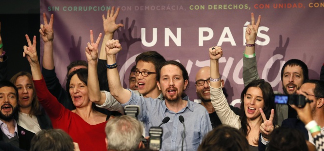 Pablo Iglesias e Íñigo Errejón celebran los resultados electorales.