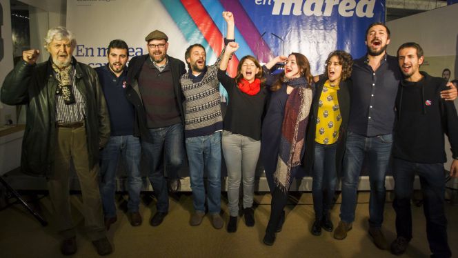 Los candidatos de la coalición En Marea celebran el resultado tras conseguir 6 diputados por Galicia.