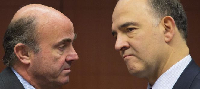 El ministro de Economía en funciones, Luis de Guindos, y el comisario europeo de Economía, Pierre Moscovici.