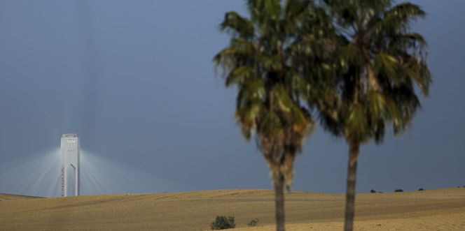 Una torre solar de la planta de Abengoa de Sanlucar la Mayor