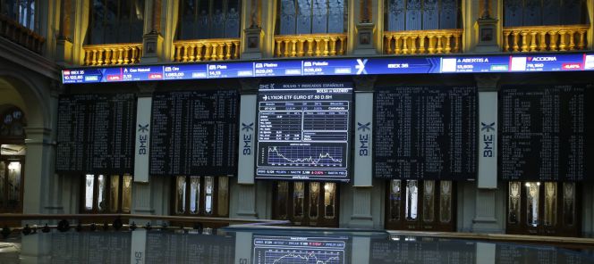 Monitor informativo en la bolsa de Madrid que muestra las variaciones del principal indicador de la Bolsa española, el IBEX 35.