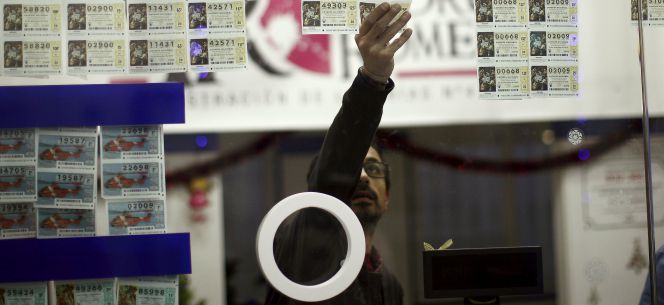 Un lotero coloca los décimos del sorteo extraordinario de Navidad.