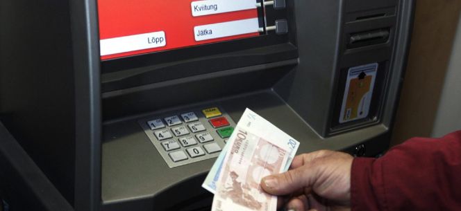 Un hombre retira euros de un cajero automático. EFEArchivo