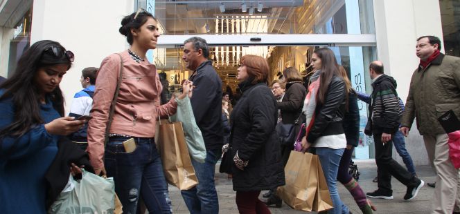 Consumidores realizando compras ayer en el centro de Madrid.