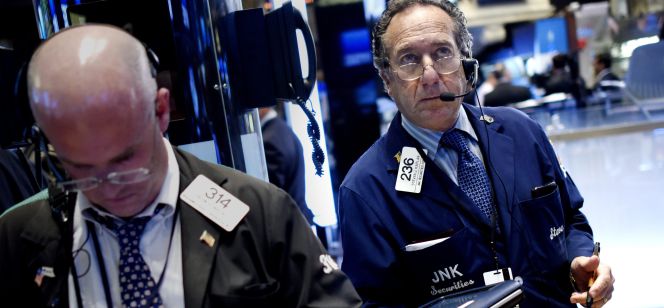 Dos corredores bursátiles, siguiendo las cotizaciones en Wall Street (Nueva York)