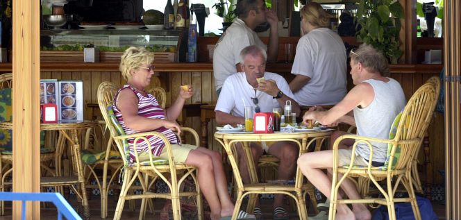 Turistas en una terraza en Torremolinos (Málaga).