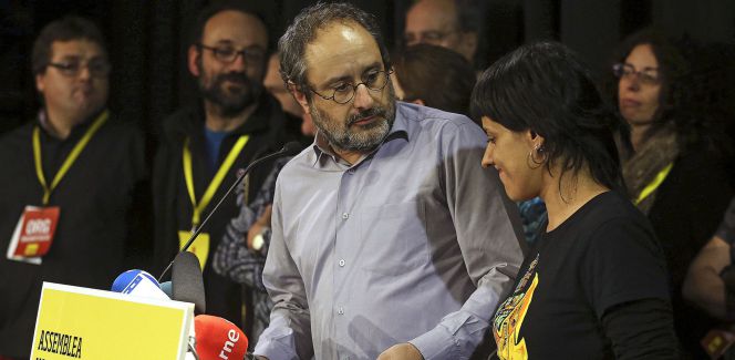 El presidente de la CUP en el Parlament, Antonio Baños, y su portavoz parlamentaria, Anna Gabriel (d), en una reciente comparecencia.