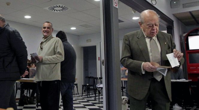 El expresidente de la Generalitat Jordi Pujol, prepara us papeletas en el colegio electoral de Barcelona donde ha votado esta mañana, durante la jornada de elecciones generales en España.