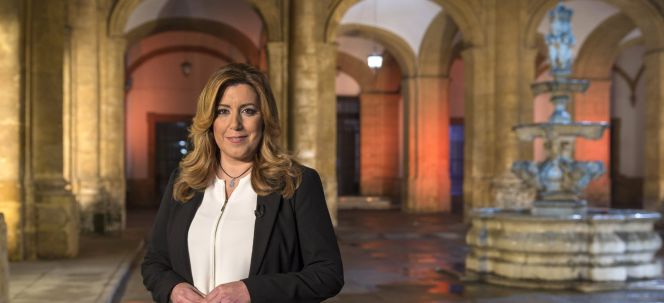 La presidenta de la Junta de Andalucía, Susana Díaz, momentos antes de la grabación del mensaje institucional de Fin de Año, en el patio del Rectorado de la Universidad de Sevilla.