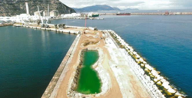 Obras en la prolongación del dique de Punta Sollana, en el puerto de Bilbao.