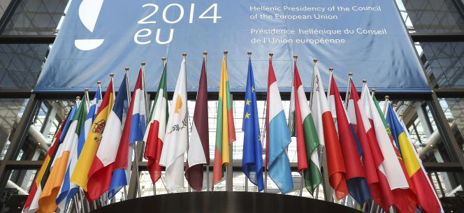 Banderas a la entrada de la Comisión Europea