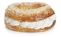 Roscón de Moulin Chocolat relleno de nata.