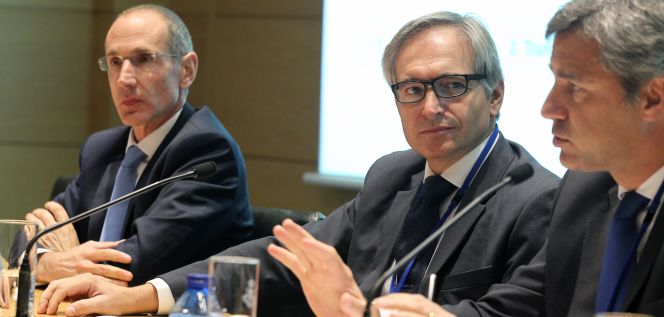 De izquierda a derecha, José María Cervera, director general Corporativo de Renta Corporación; Luis Hernández, presidente de la inmobiliaria, y David Vila, consejero delegado.