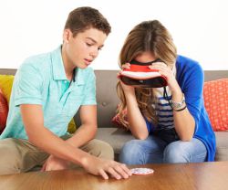 Dos jóvenes utilizan el visor de realidad virtual de Mattel.