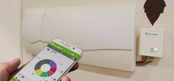 Dispositivo Mirubox y aplicación Mirubee en un móvil.
