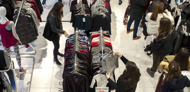 Cientos de personas realizan compras en una zona comercial de Valencia. EFEArchivo