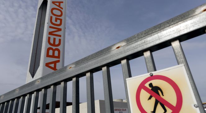 Una torre perteneciente a una planta solar de Abengoa en Sanlúcar la Mayor.