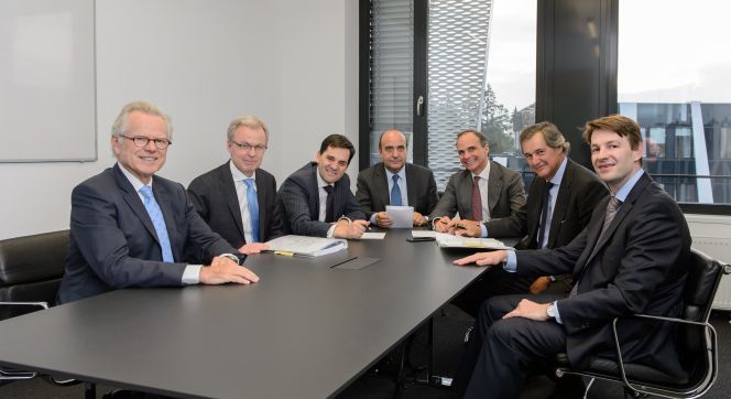 Ejecutivos de Acciona y Nordex, el 5 de octubre, en la firma del acuerdo de integración de Windpower con la alemana.
