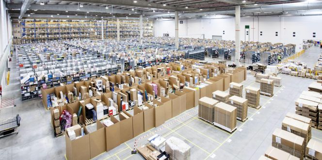 Fotografía facilitada por Amazon España de su centro logístico en San Fernando de Henares.