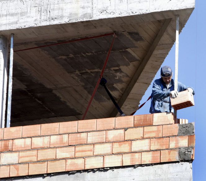 Un obrero trabaja en la construcción de una vivienda.