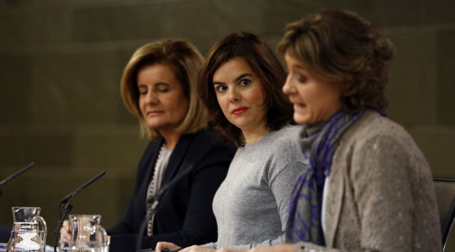 La vicepresidenta del Gobierno Soraya Saenz de Santamaria, comparece en rueda de prensa, junto con las Ministras Fatima Bañez e Isabel Tejerina